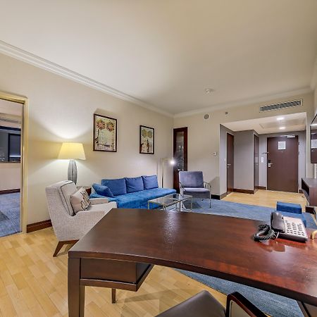 Hotel Intercontinental Warszawa By Ihg Esterno foto A suite at the hotel
