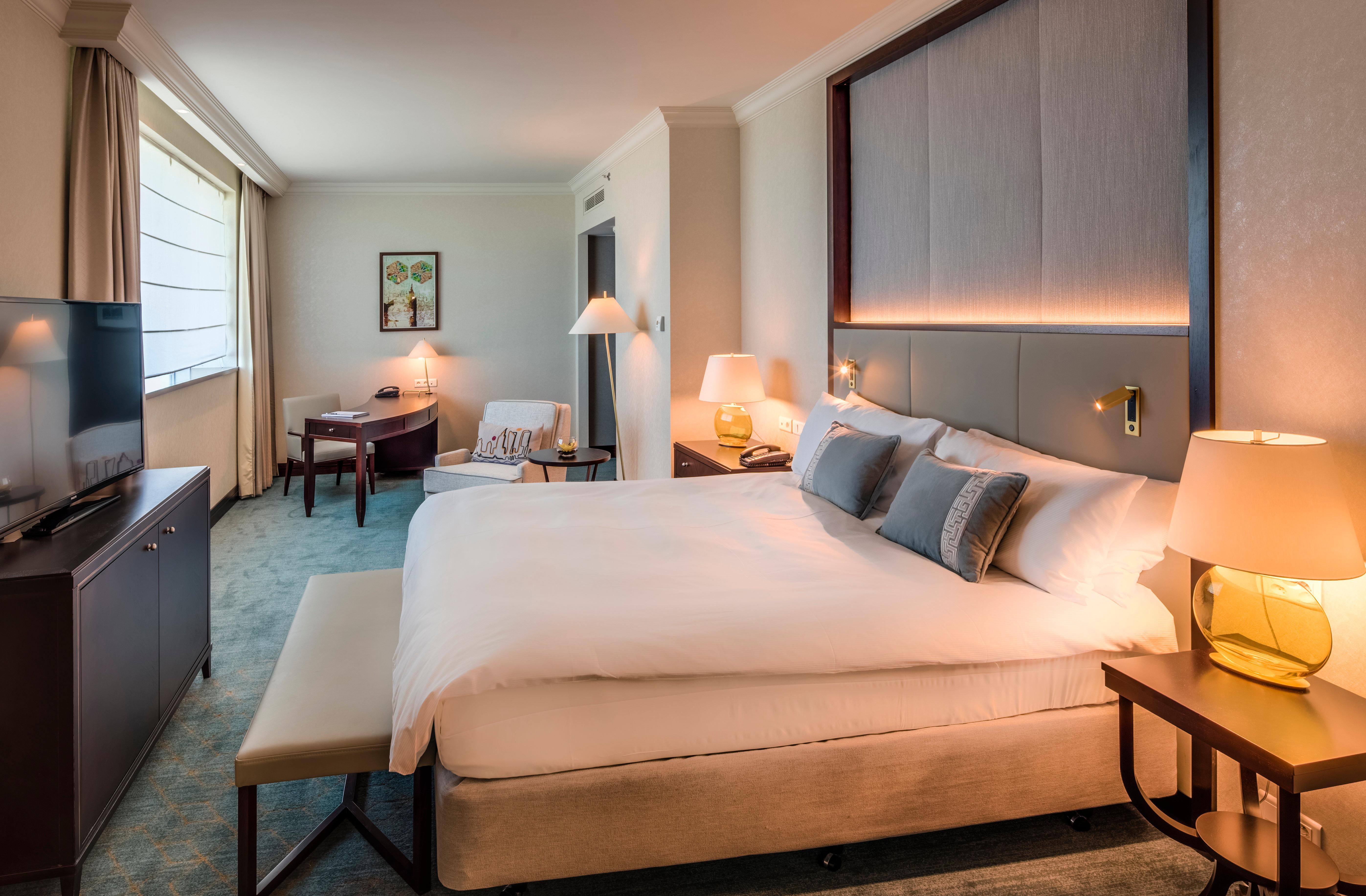 Hotel Intercontinental Warszawa By Ihg Esterno foto A room at the Mandarin Oriental, Hong Kong