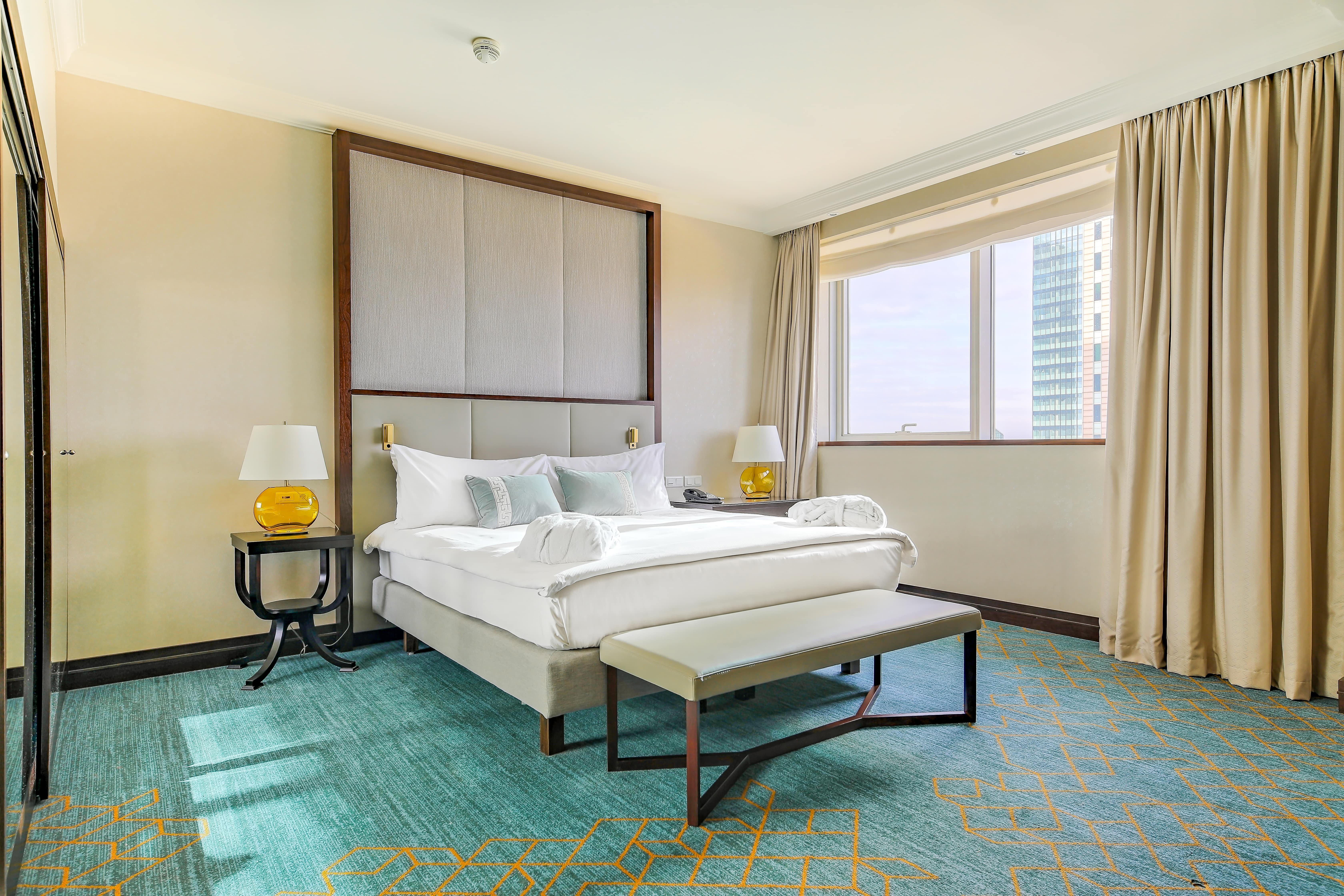 Hotel Intercontinental Warszawa By Ihg Esterno foto A room at the hotel