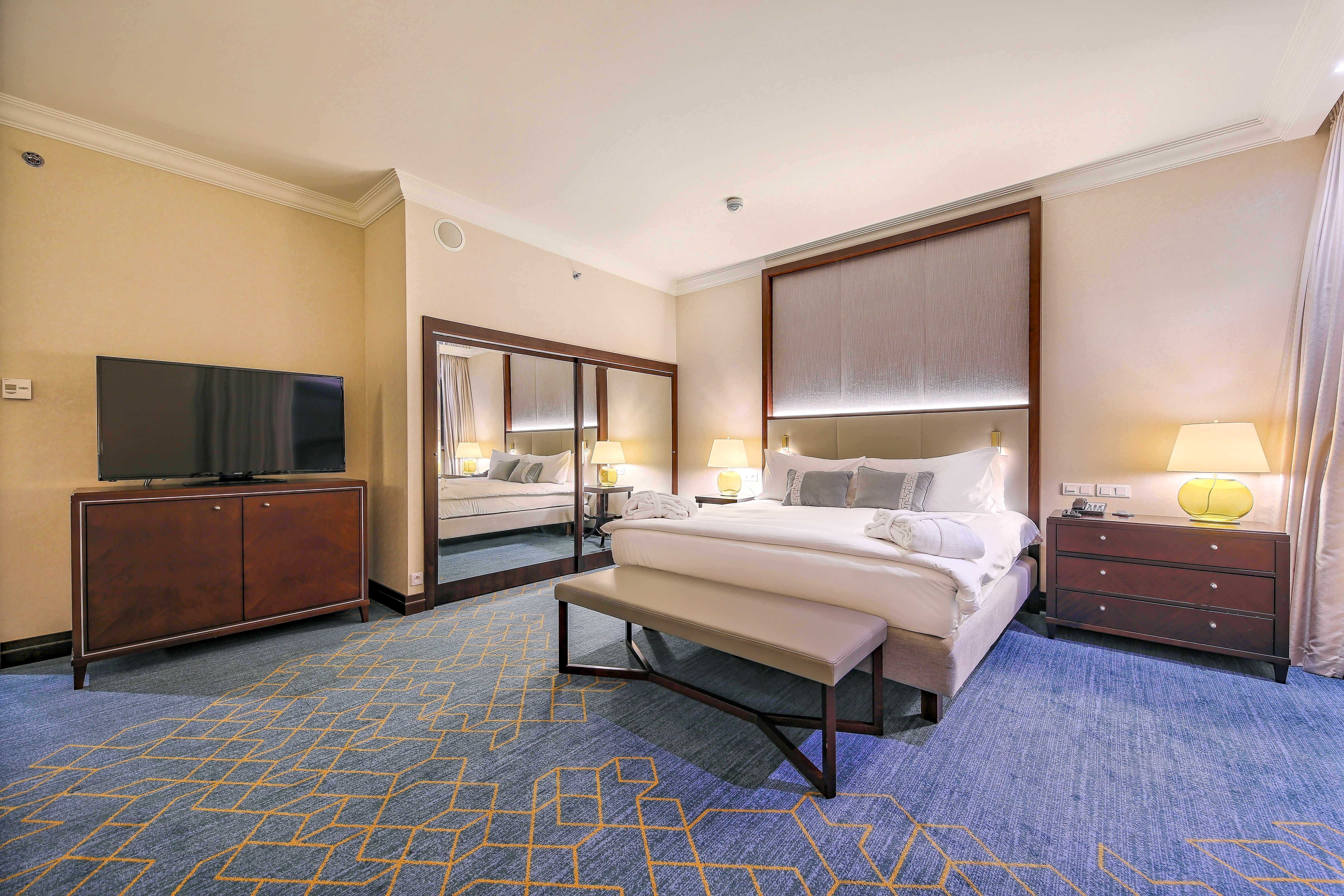 Hotel Intercontinental Warszawa By Ihg Esterno foto A room at the hotel