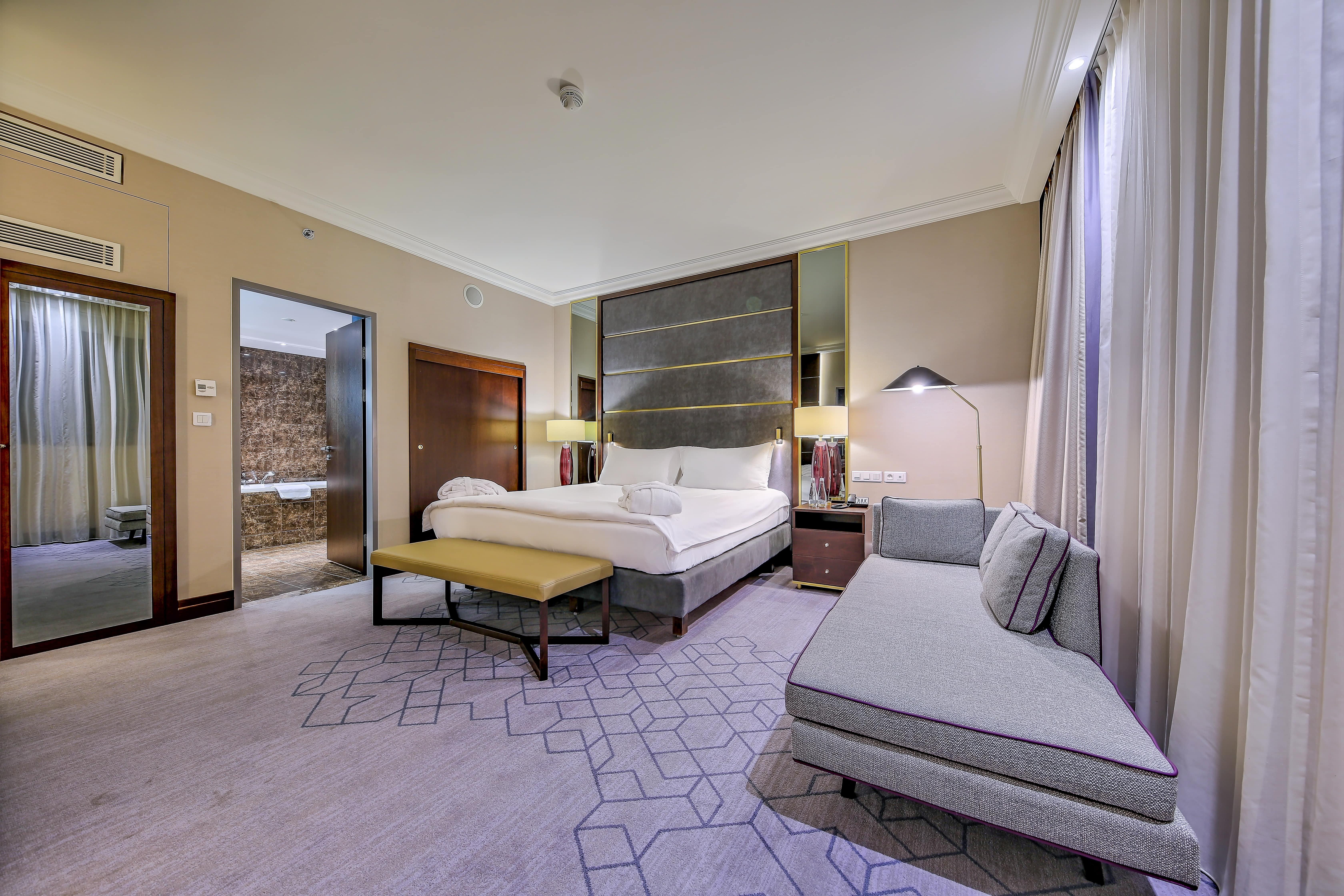 Hotel Intercontinental Warszawa By Ihg Esterno foto A room at the hotel
