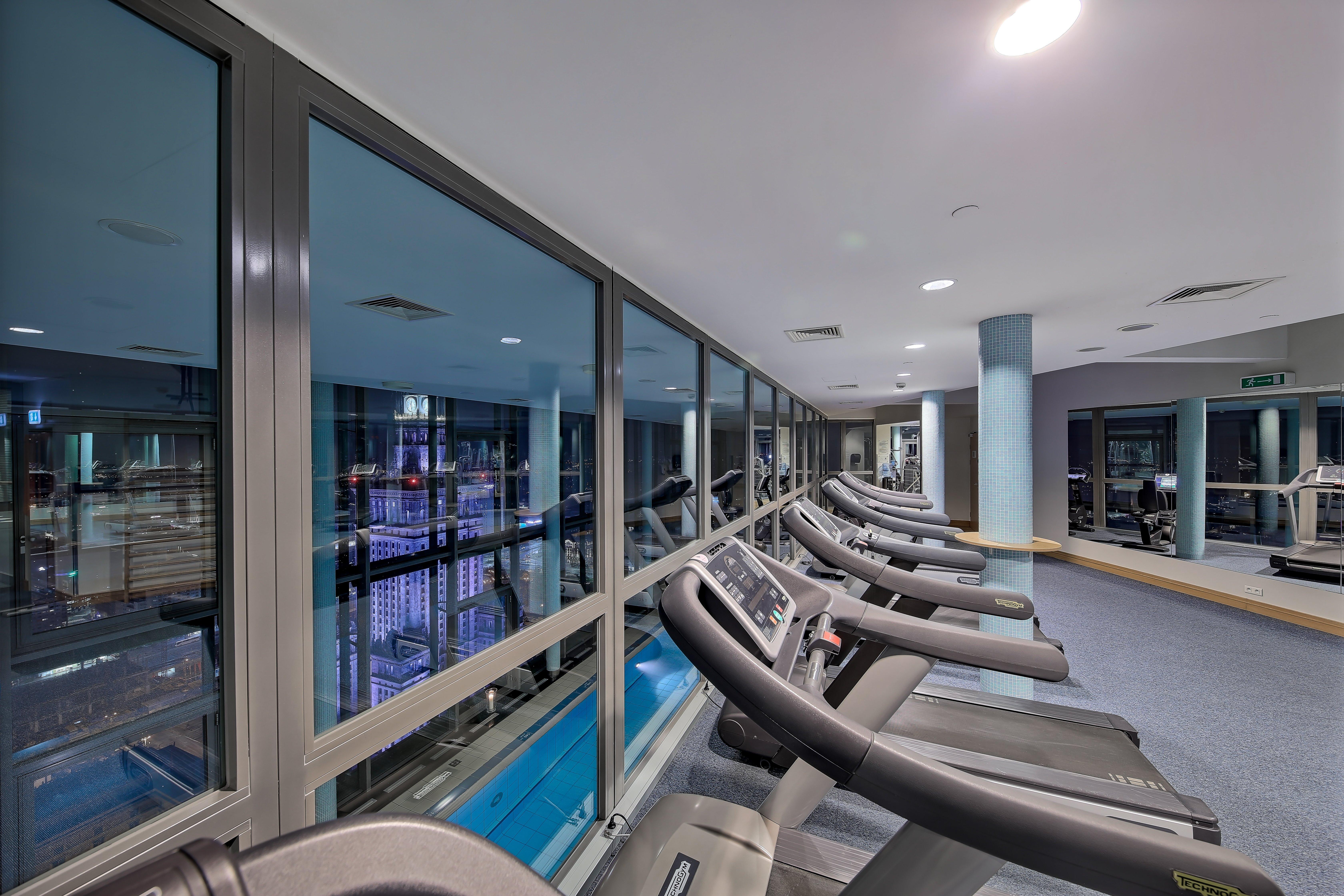 Hotel Intercontinental Warszawa By Ihg Esterno foto The gym at the hotel