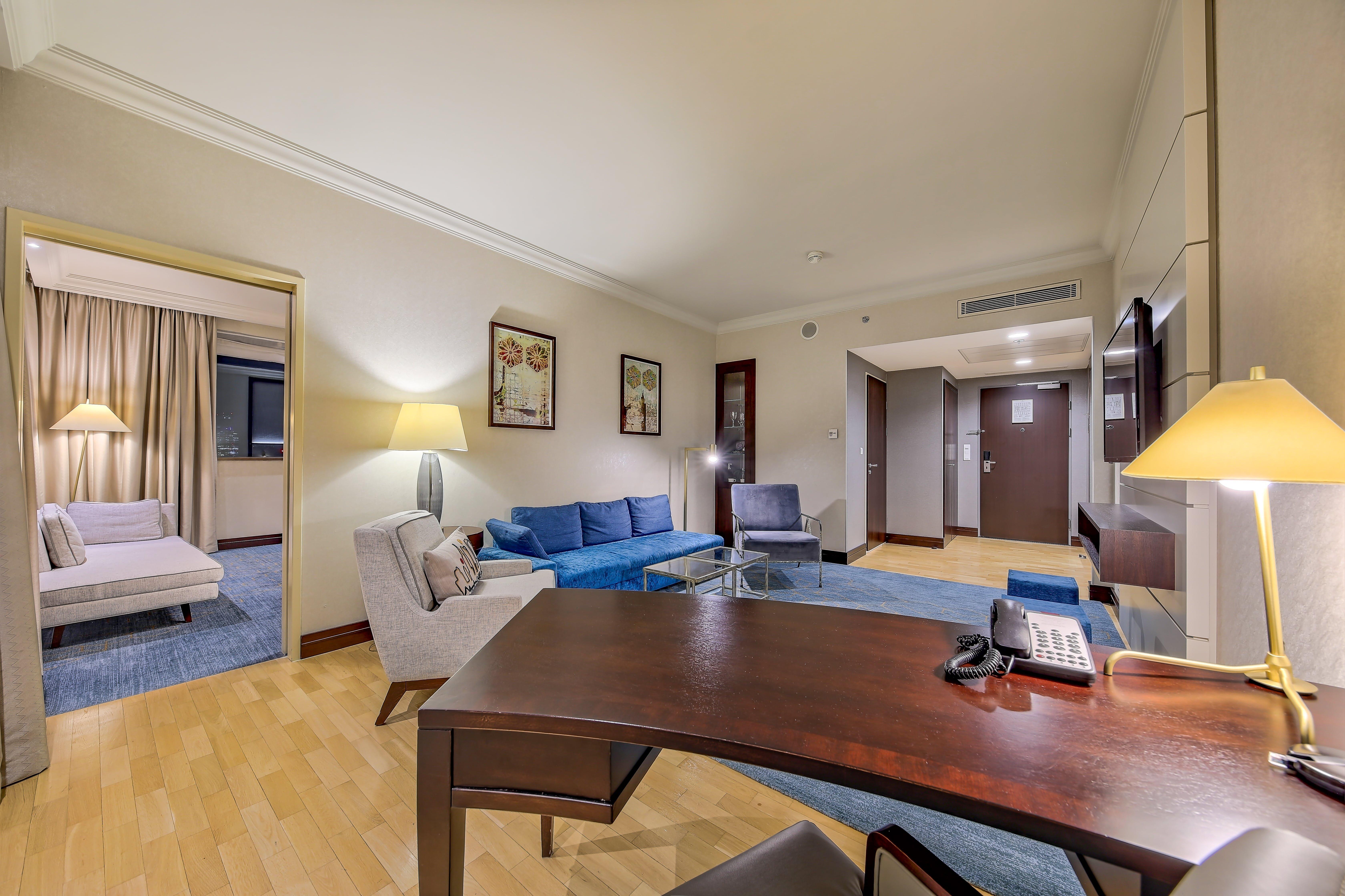 Hotel Intercontinental Warszawa By Ihg Esterno foto A suite at the hotel