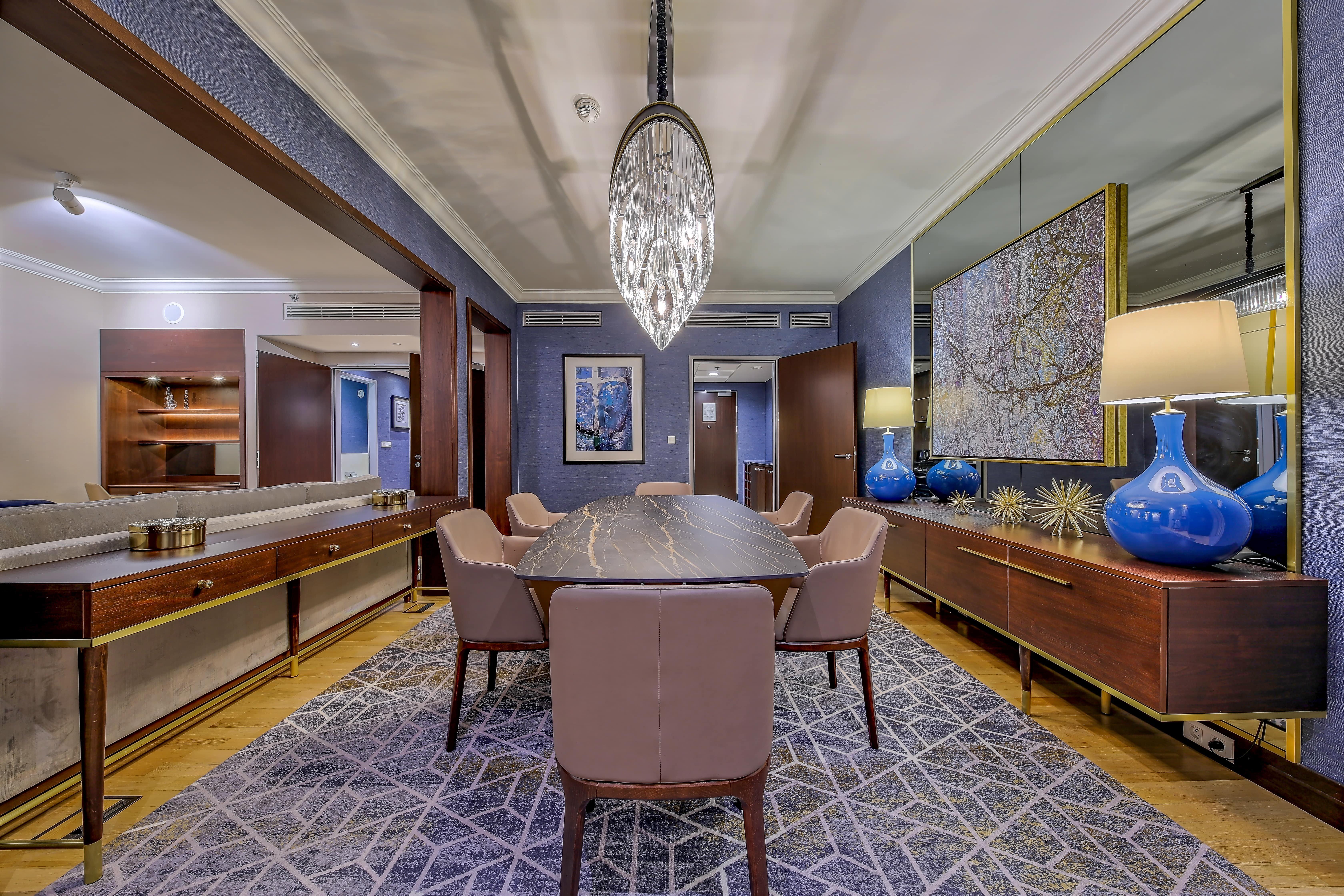 Hotel Intercontinental Warszawa By Ihg Esterno foto The dining room of a suite at the Mandarin Oriental, Hong Kong