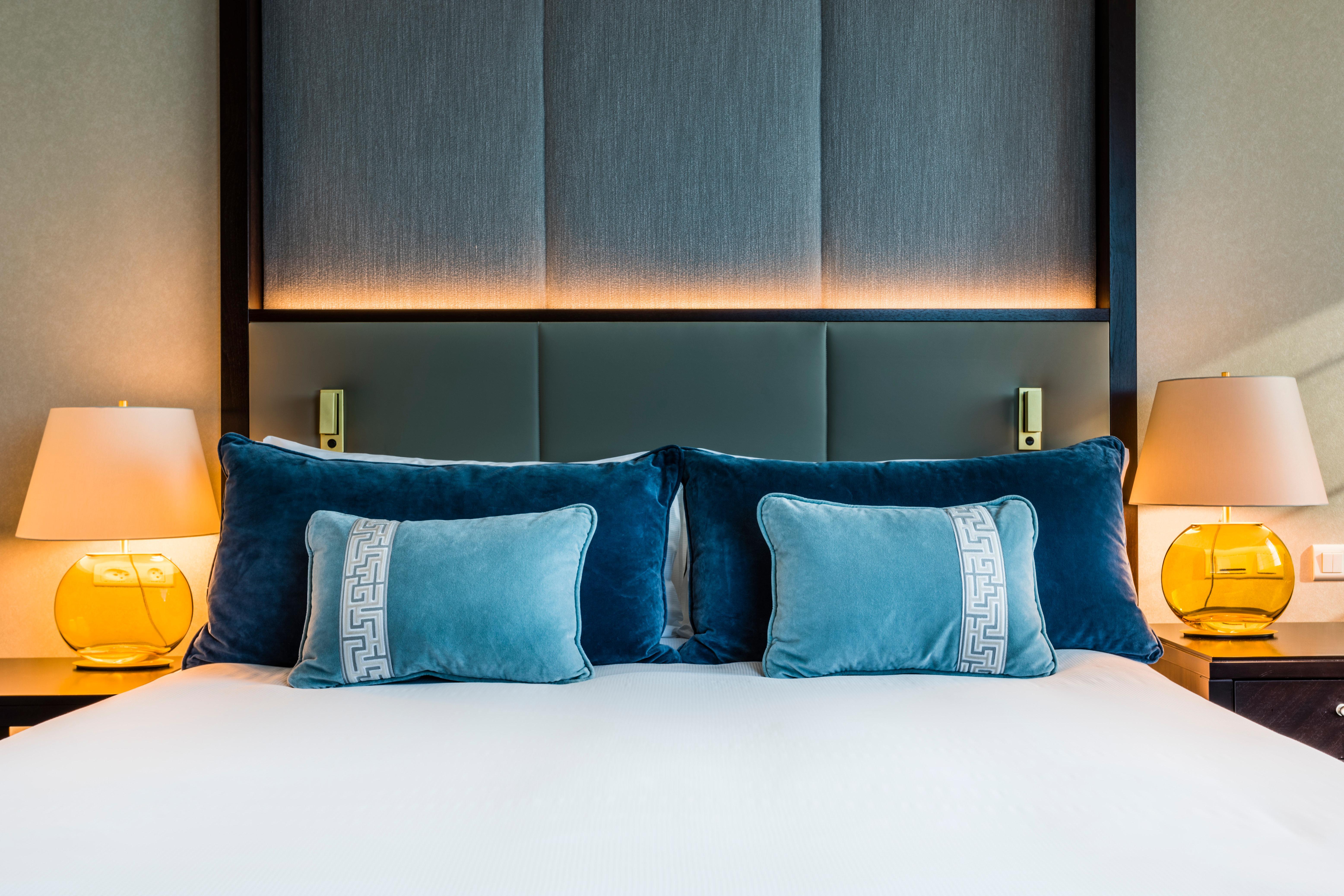Hotel Intercontinental Warszawa By Ihg Esterno foto A modern bedroom