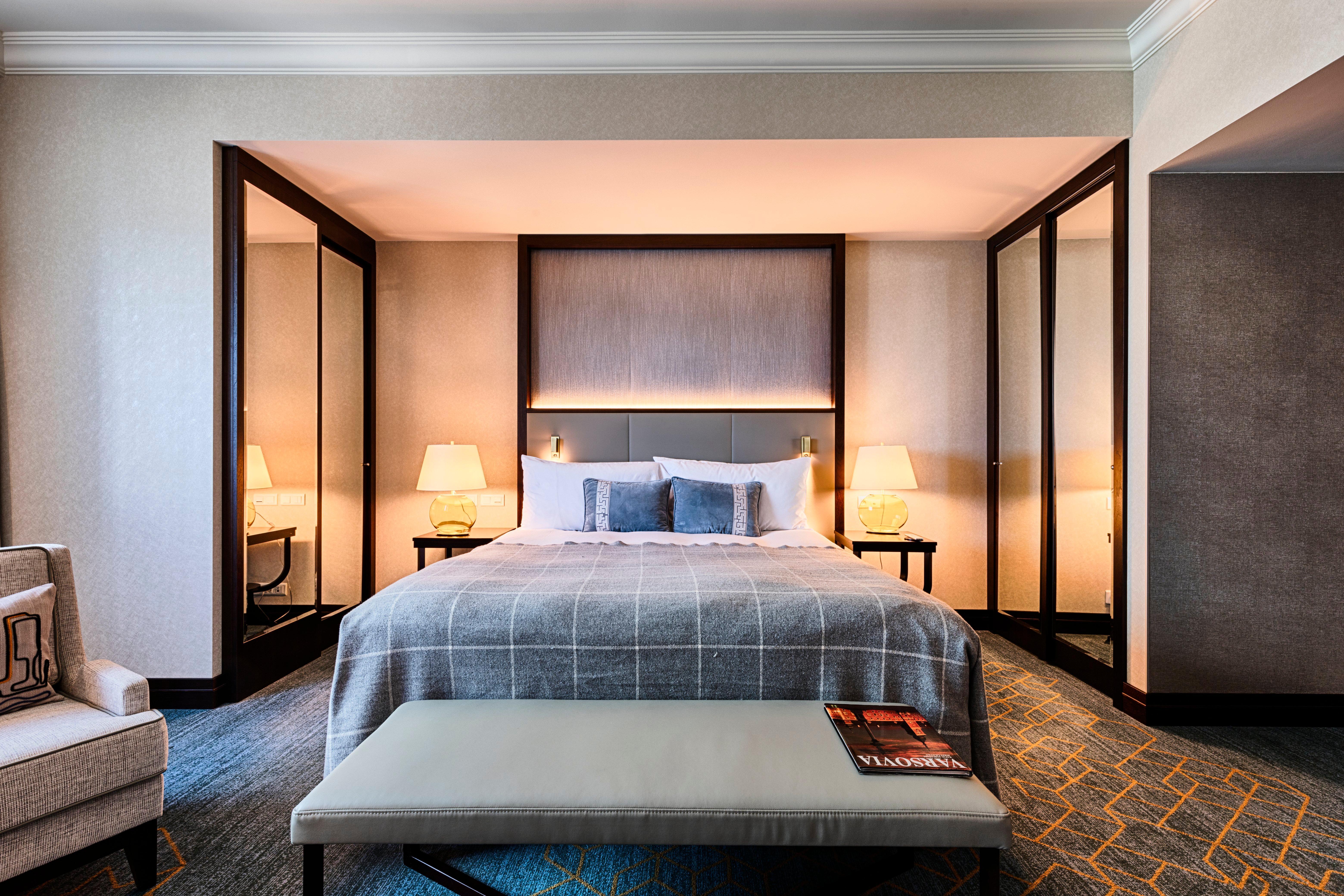 Hotel Intercontinental Warszawa By Ihg Esterno foto A guest room at the Mandarin Oriental, Hong Kong