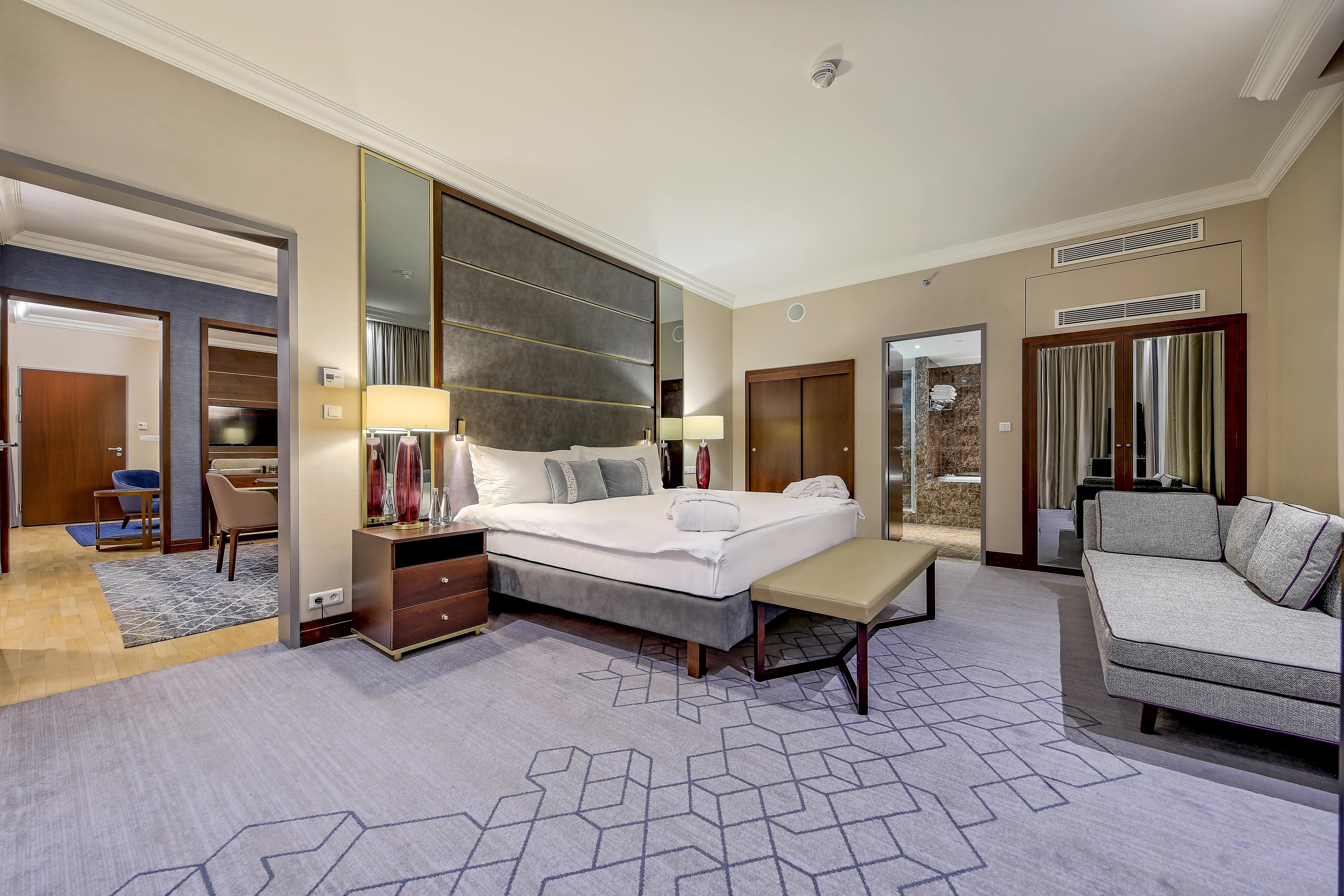Hotel Intercontinental Warszawa By Ihg Esterno foto A room at the hotel