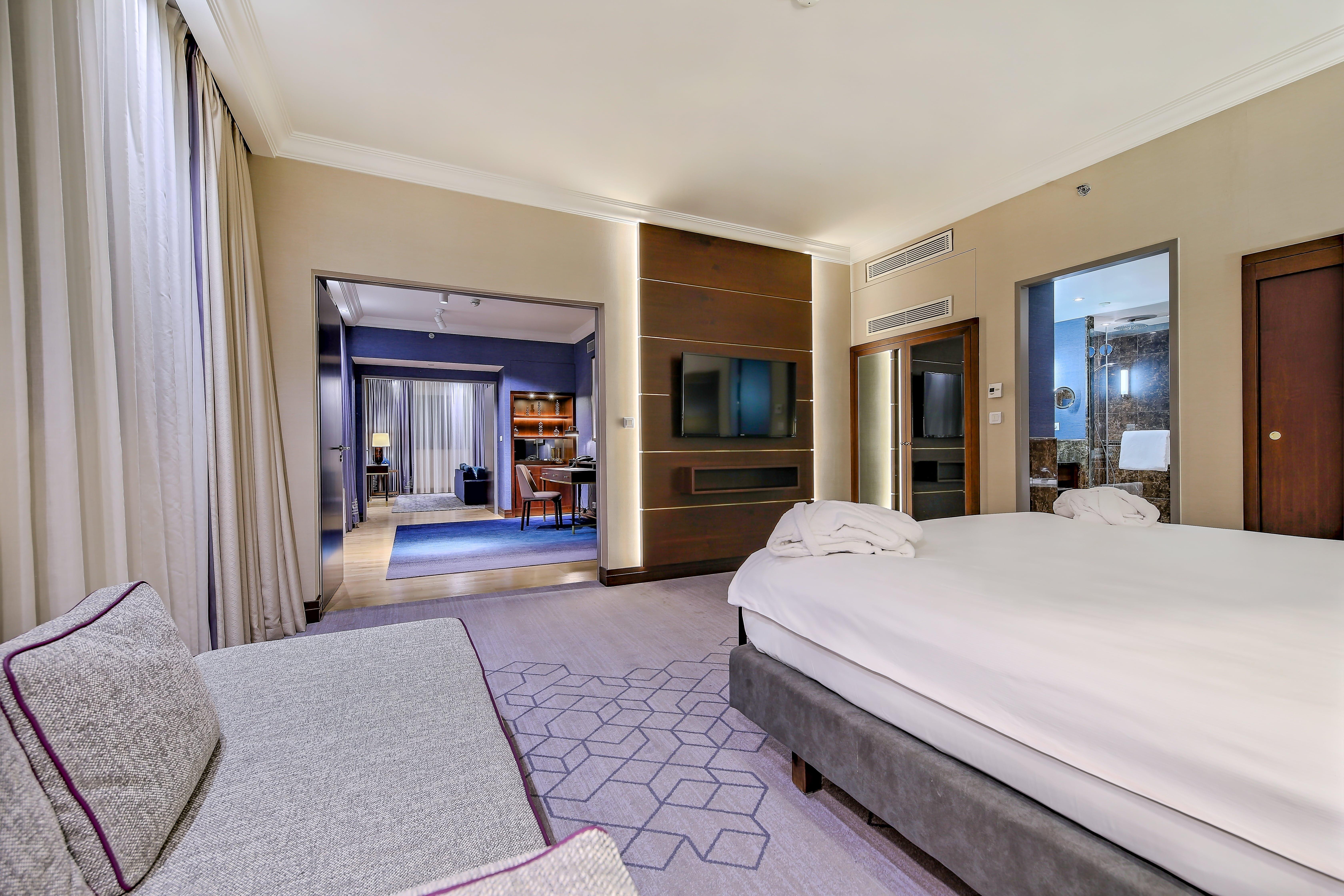 Hotel Intercontinental Warszawa By Ihg Esterno foto A room at the hotel