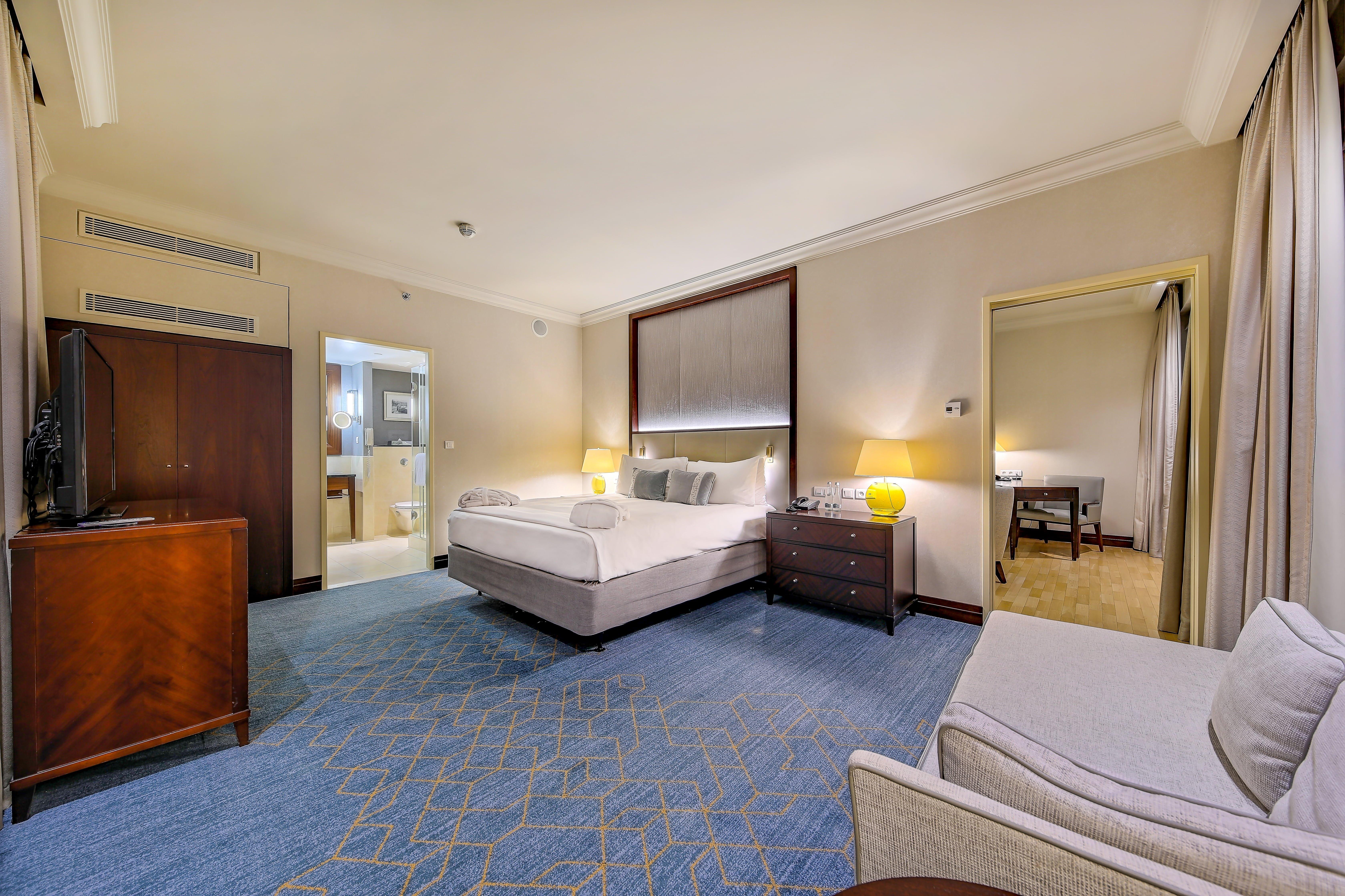 Hotel Intercontinental Warszawa By Ihg Esterno foto A room at the hotel