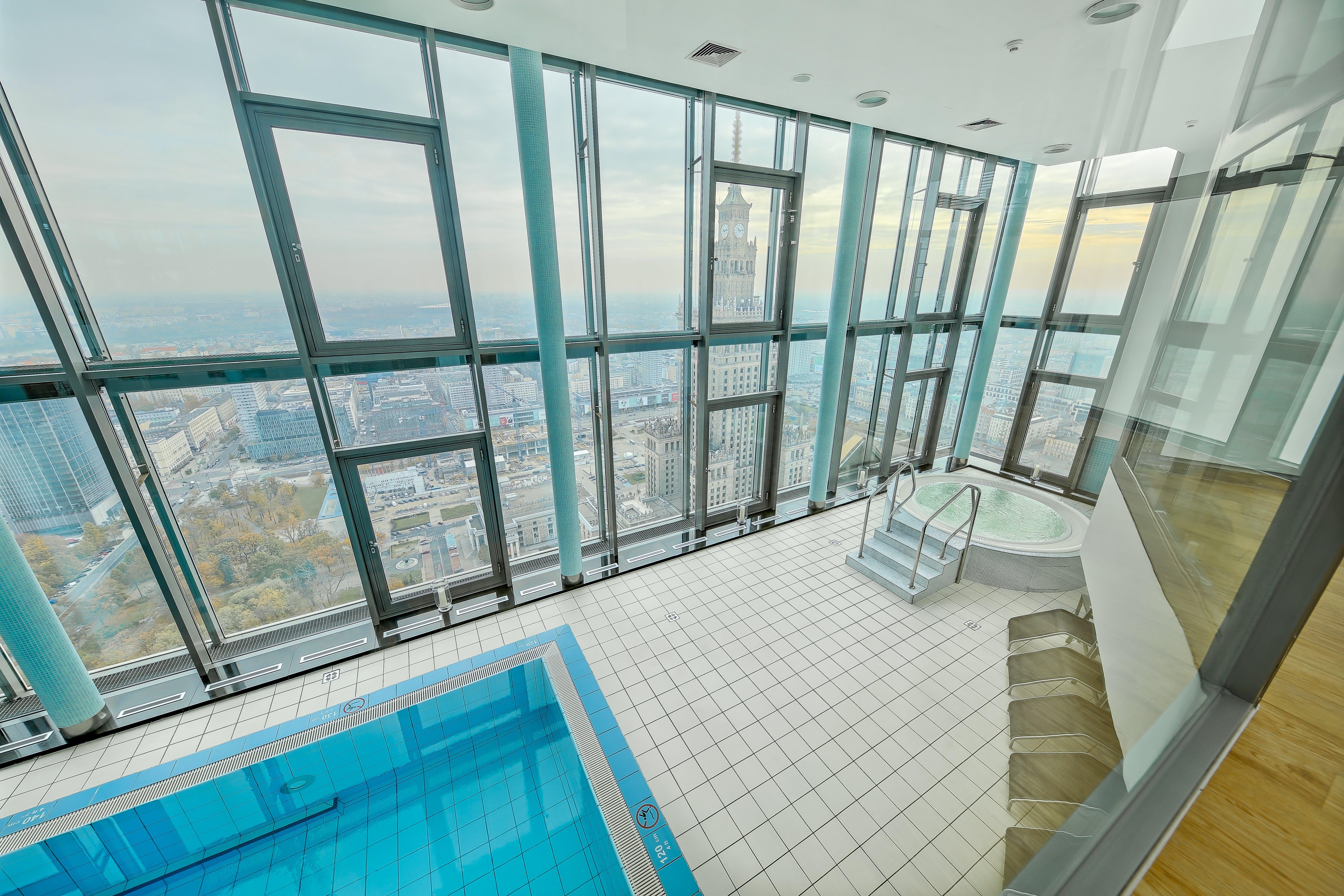 Hotel Intercontinental Warszawa By Ihg Esterno foto The pool at the observation deck