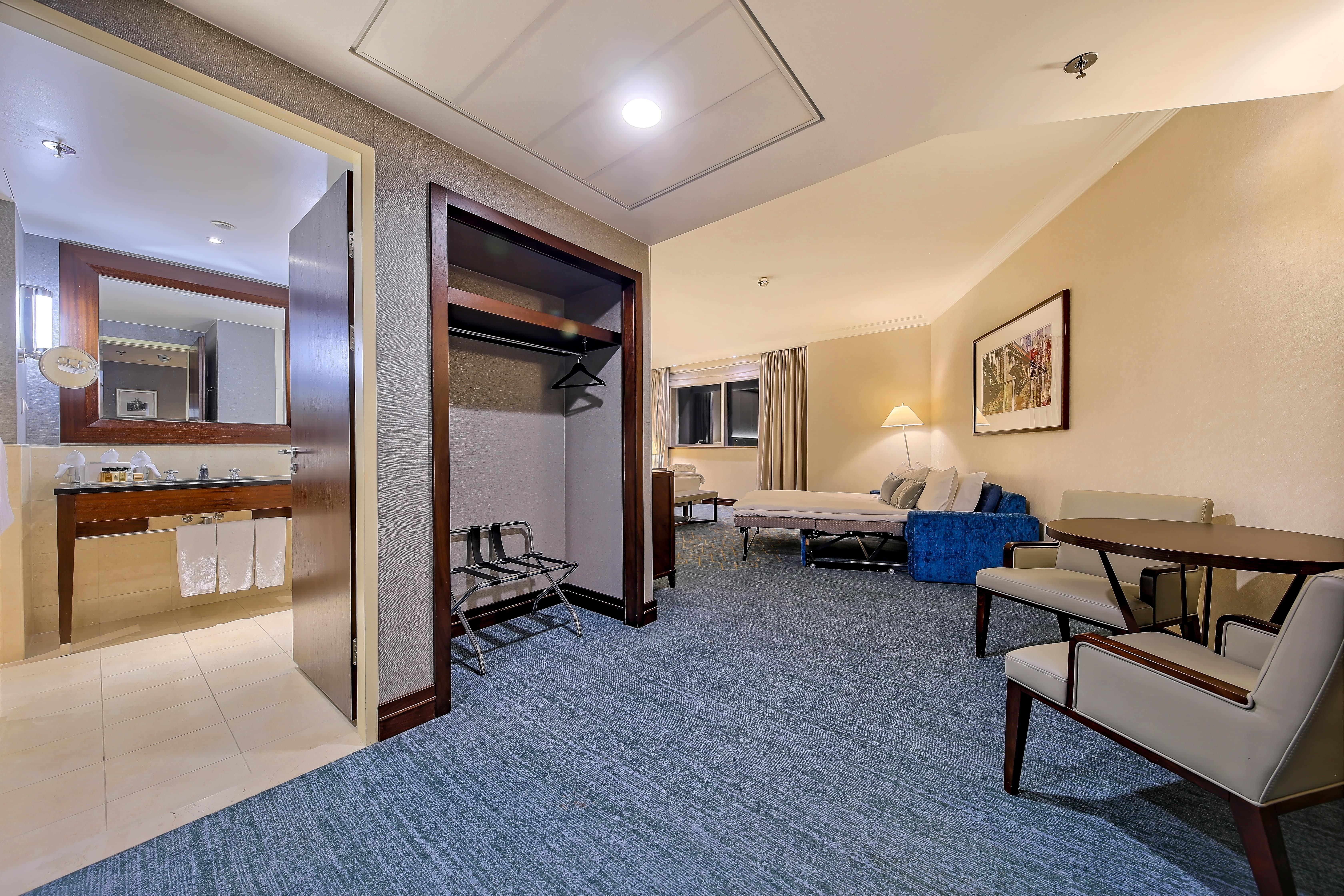 Hotel Intercontinental Warszawa By Ihg Esterno foto A room at the hotel