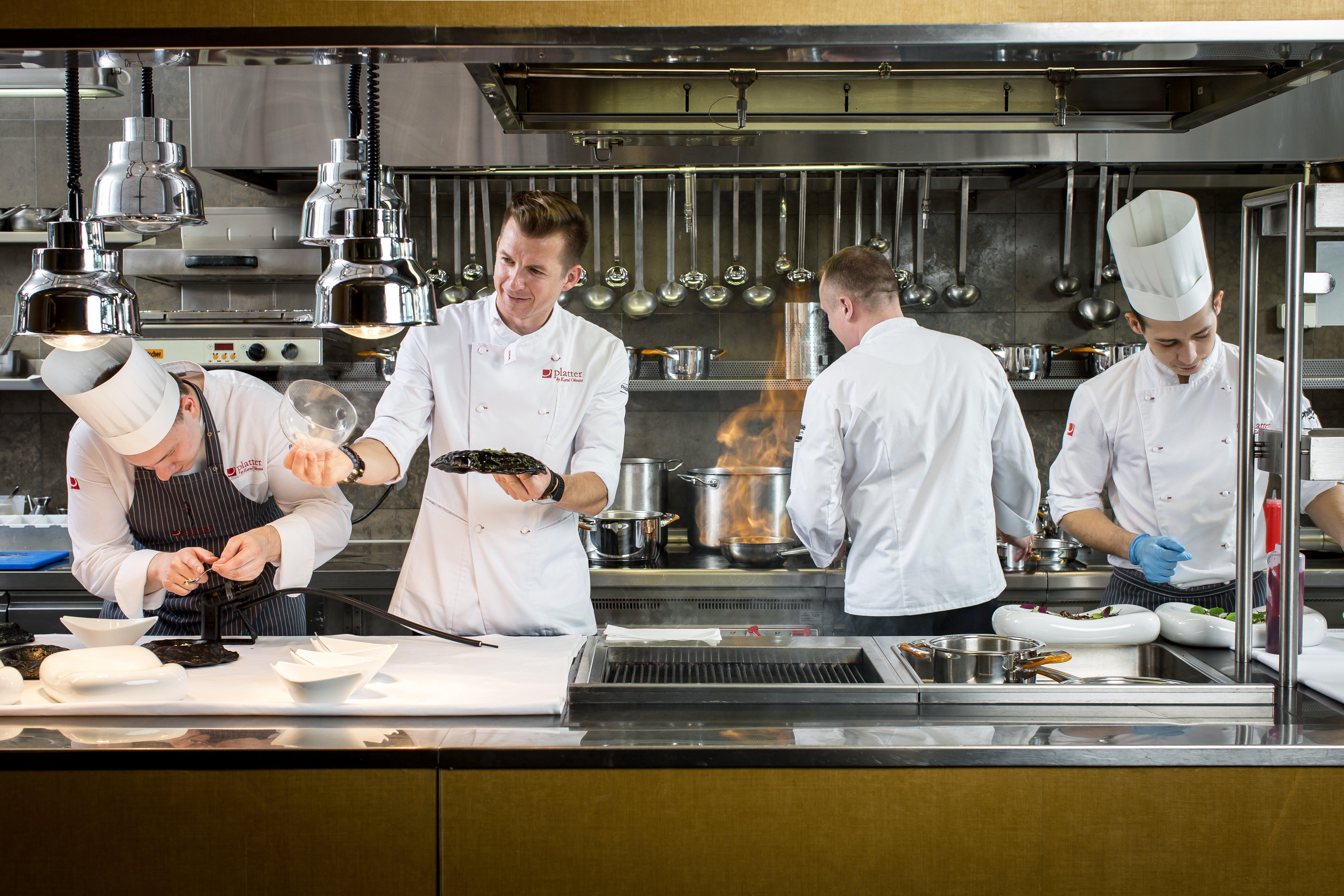 Hotel Intercontinental Warszawa By Ihg Esterno foto The kitchen at the restaurant