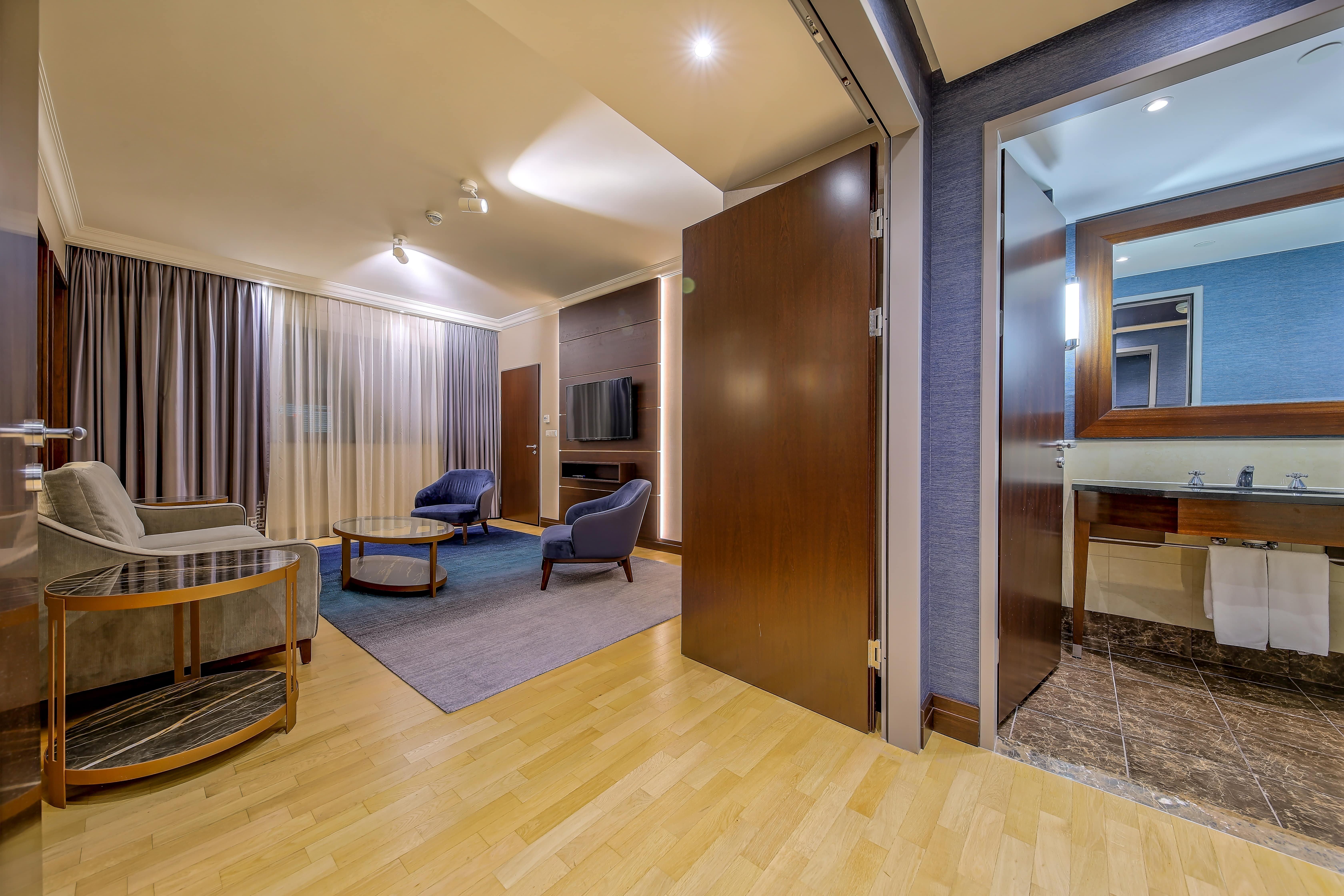 Hotel Intercontinental Warszawa By Ihg Esterno foto A suite at the hotel