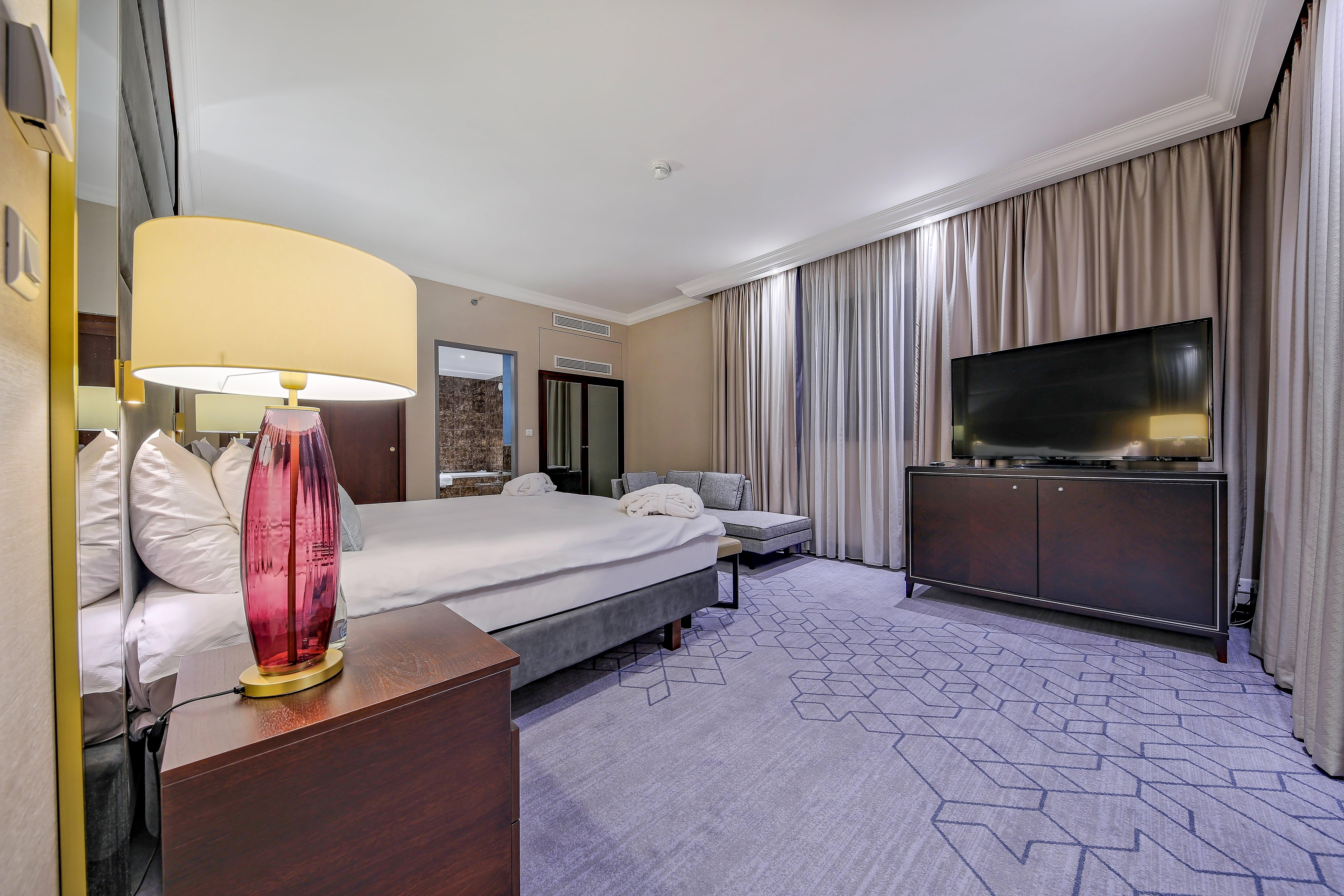 Hotel Intercontinental Warszawa By Ihg Esterno foto A room at the hotel