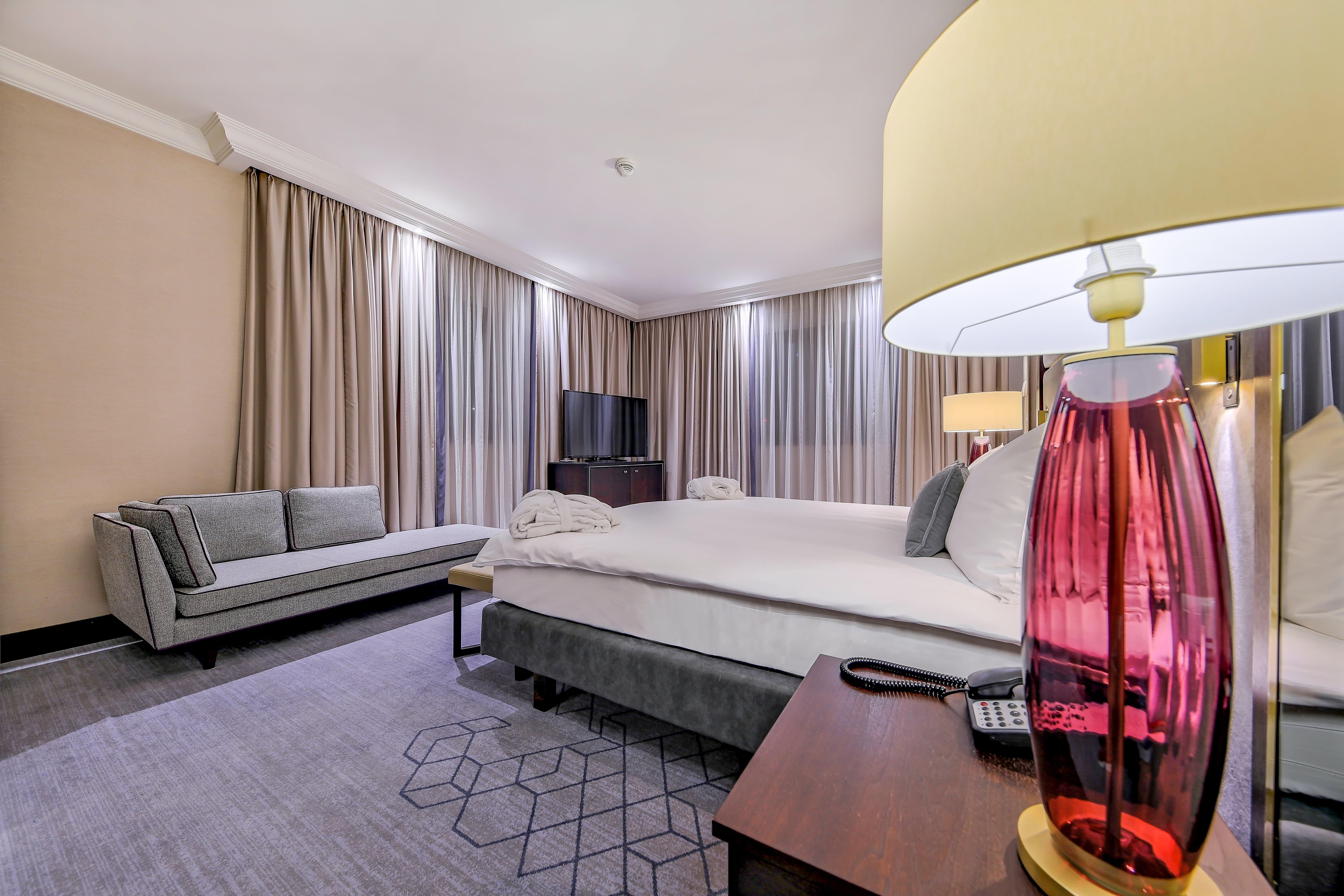 Hotel Intercontinental Warszawa By Ihg Esterno foto A room at the hotel