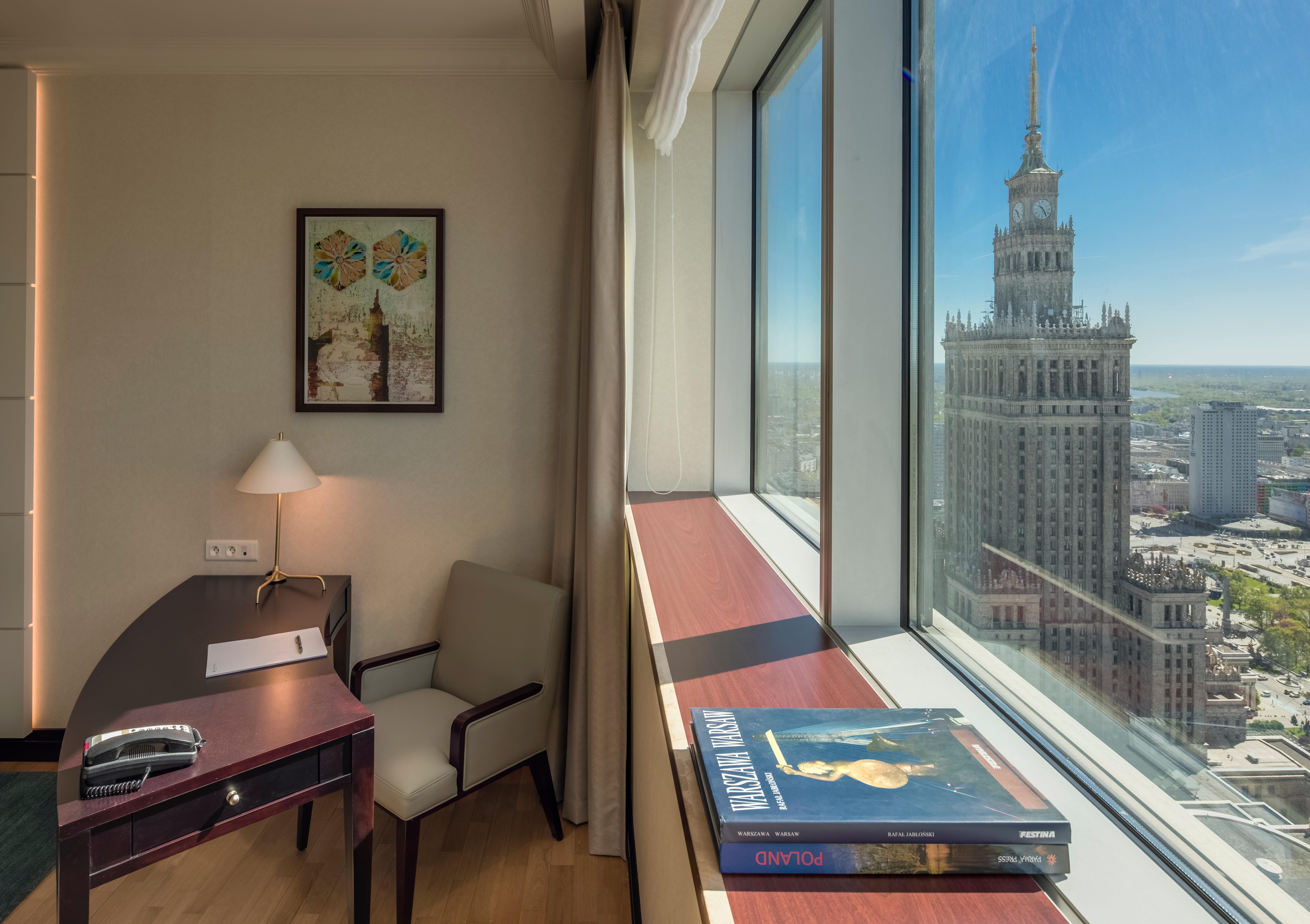 Hotel Intercontinental Warszawa By Ihg Esterno foto The view of the Palace of Culture from the window of the hotel