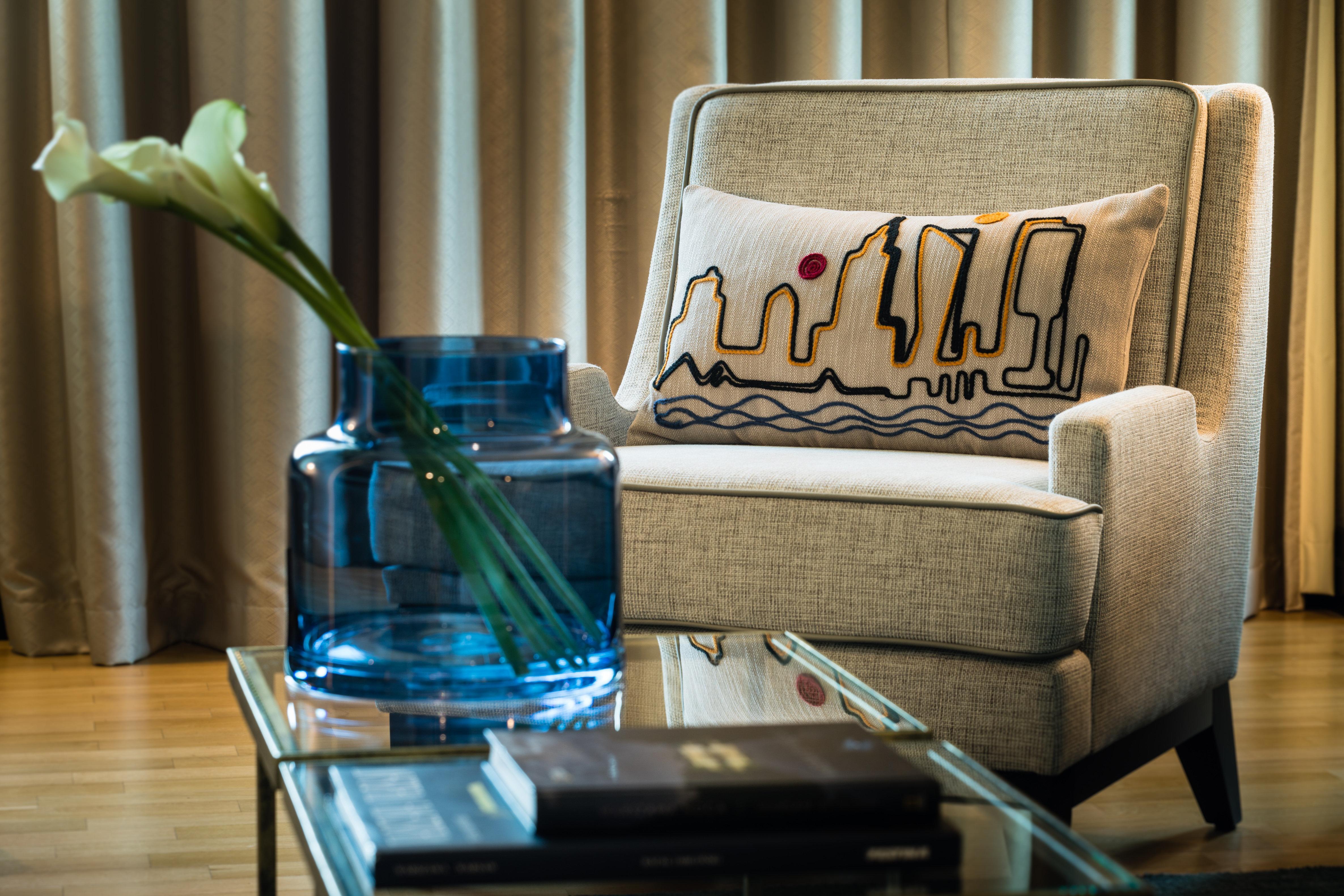 Hotel Intercontinental Warszawa By Ihg Esterno foto A chair designed by the designer