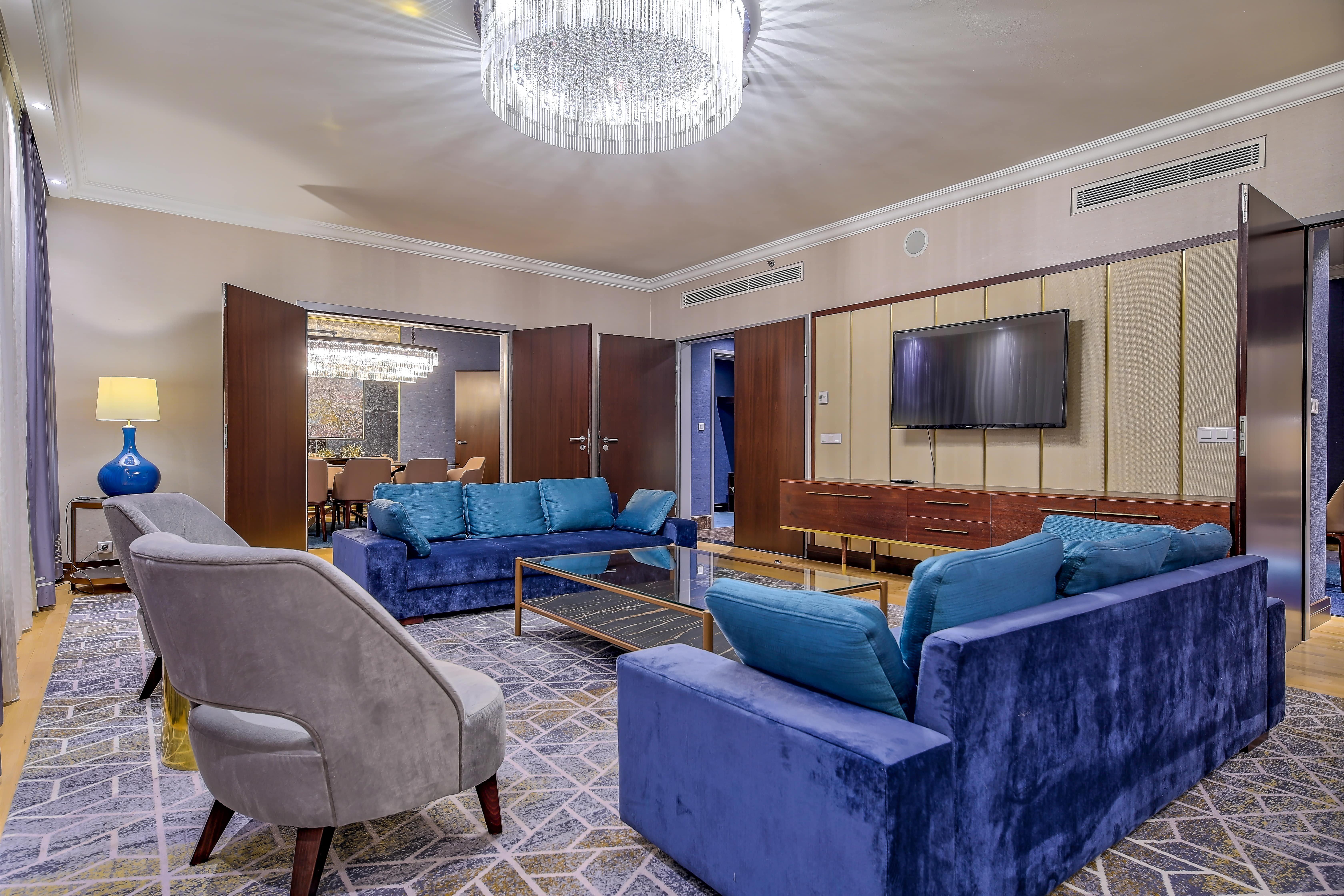 Hotel Intercontinental Warszawa By Ihg Esterno foto A living room in a suite at the hotel