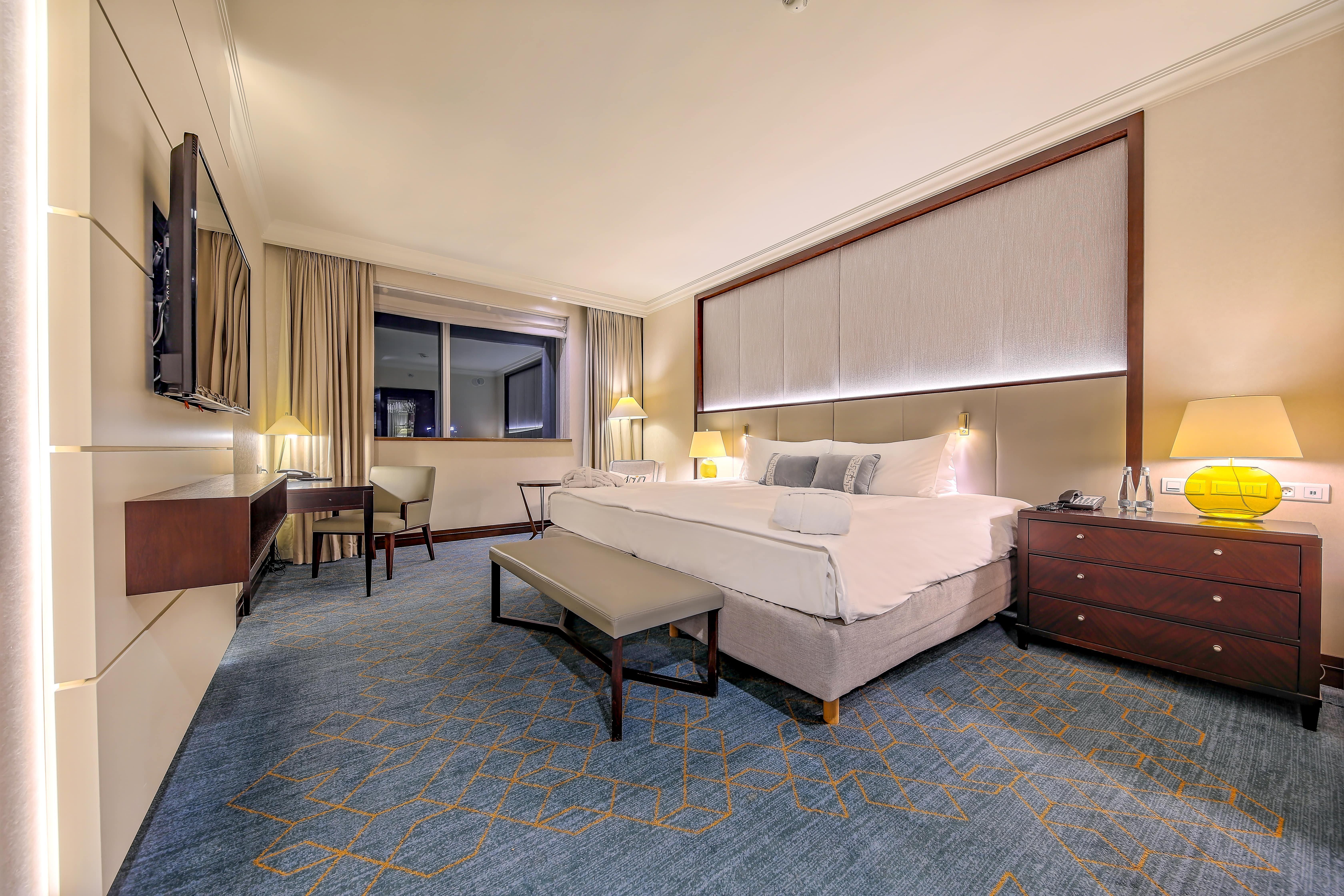 Hotel Intercontinental Warszawa By Ihg Esterno foto A room at the hotel