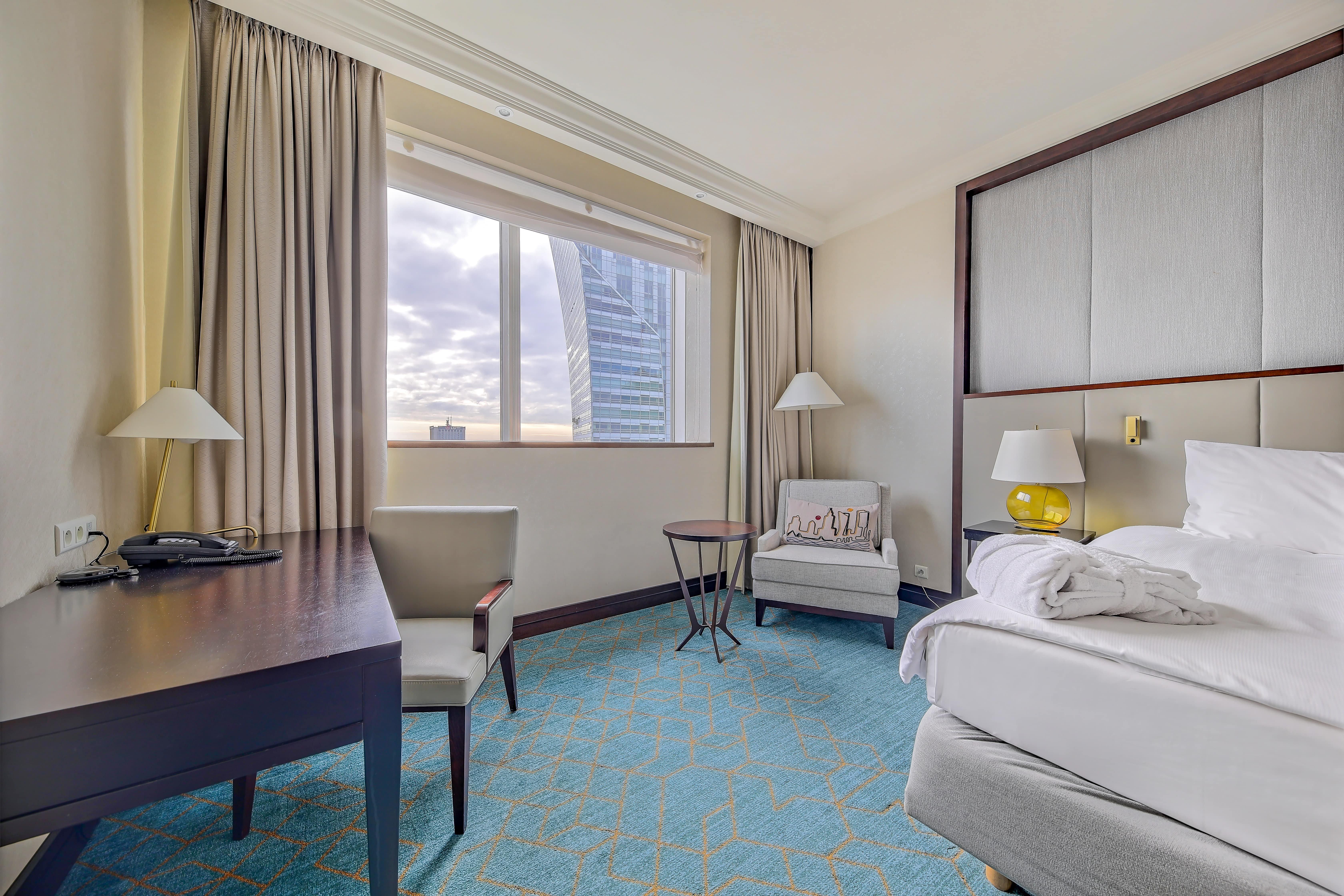 Hotel Intercontinental Warszawa By Ihg Esterno foto A room at the hotel
