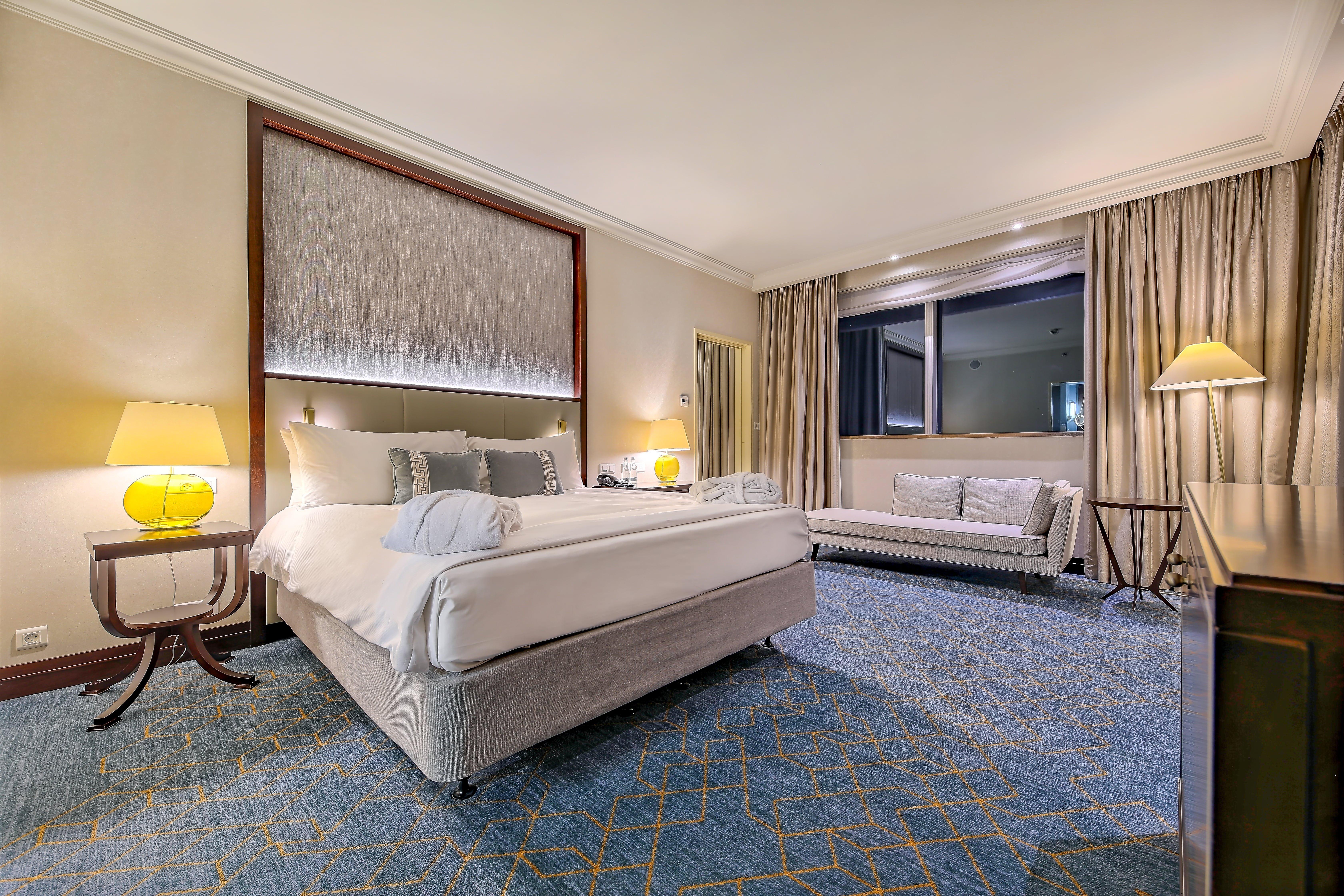 Hotel Intercontinental Warszawa By Ihg Esterno foto A room at the hotel