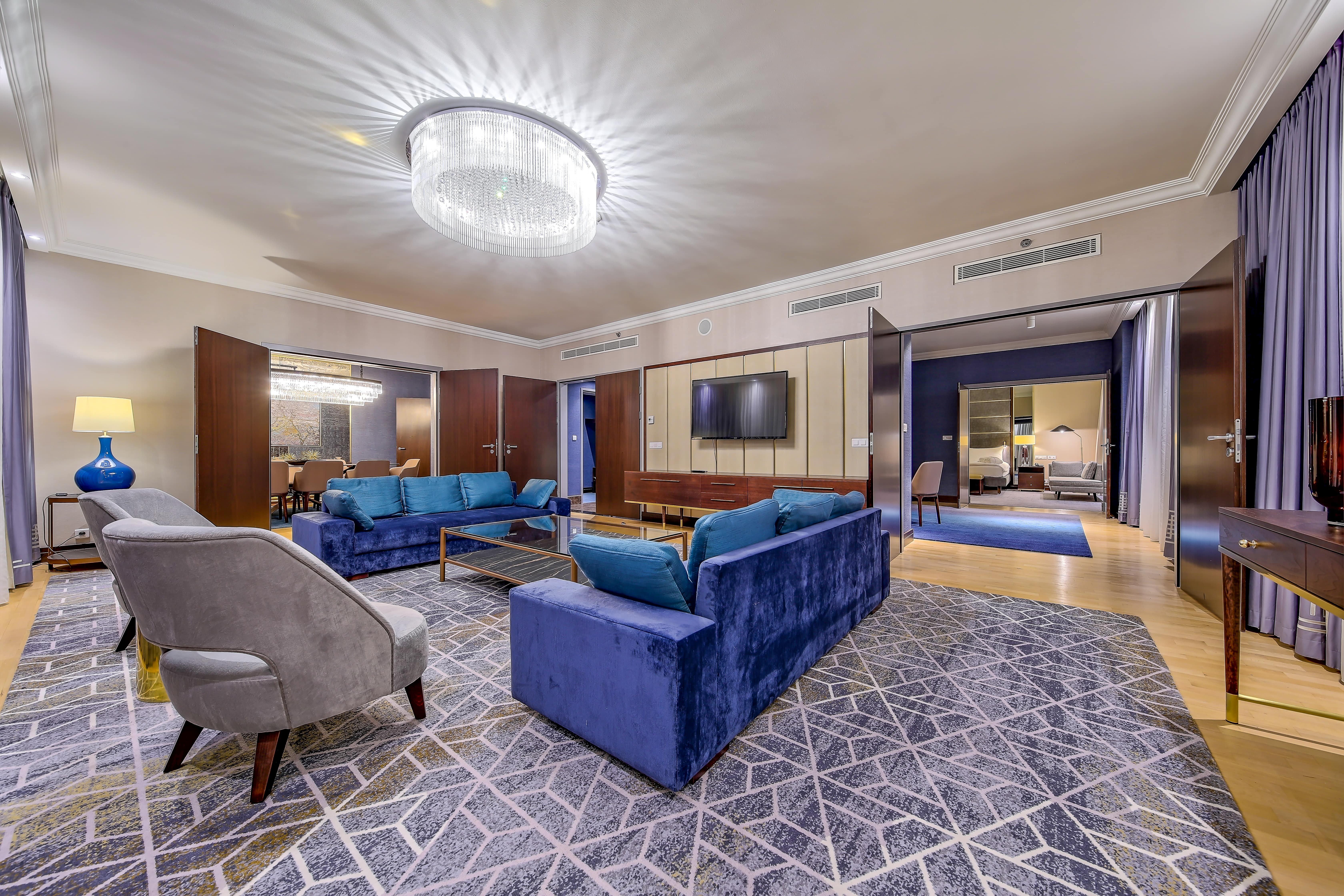 Hotel Intercontinental Warszawa By Ihg Esterno foto A suite at the hotel