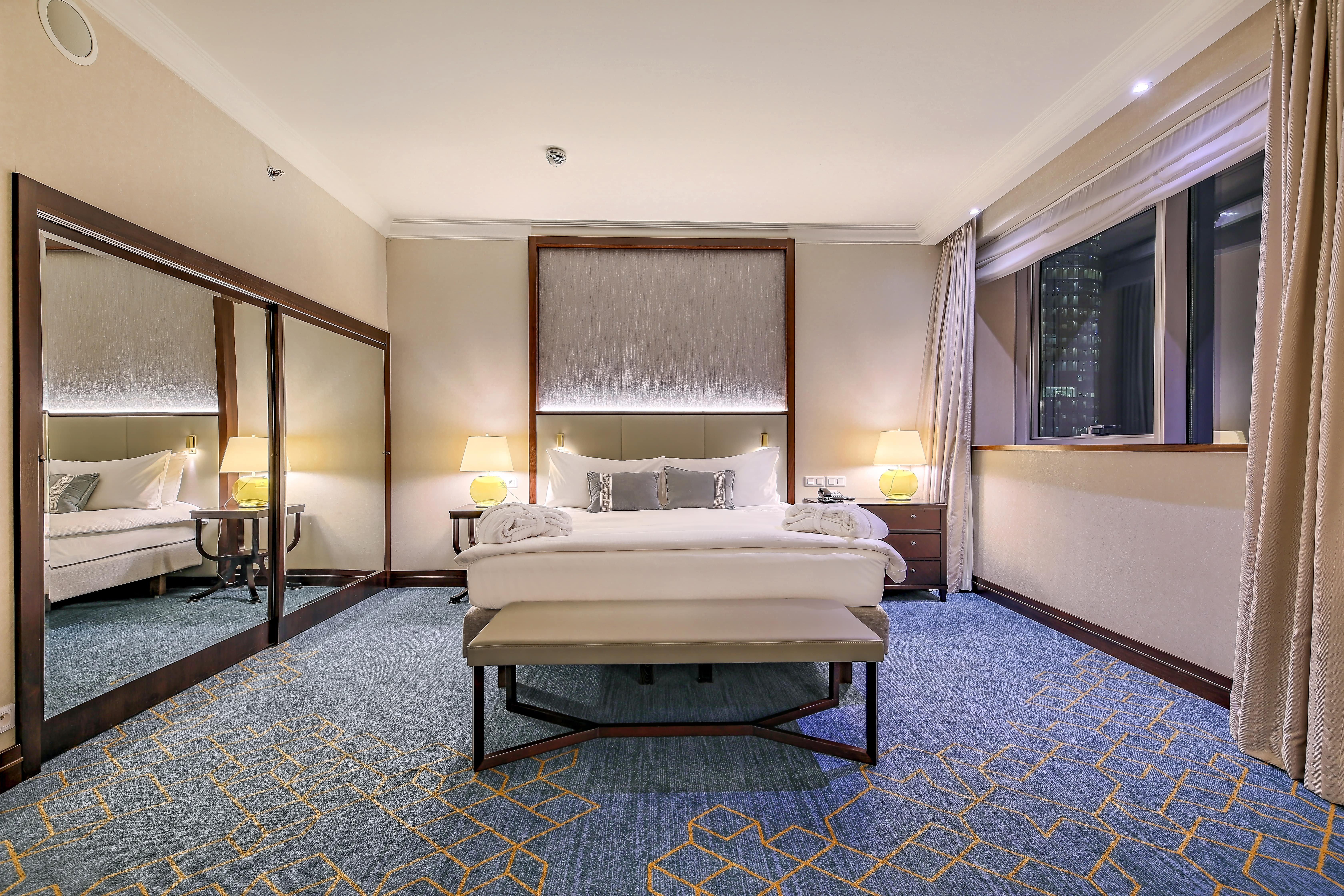 Hotel Intercontinental Warszawa By Ihg Esterno foto A room at the hotel