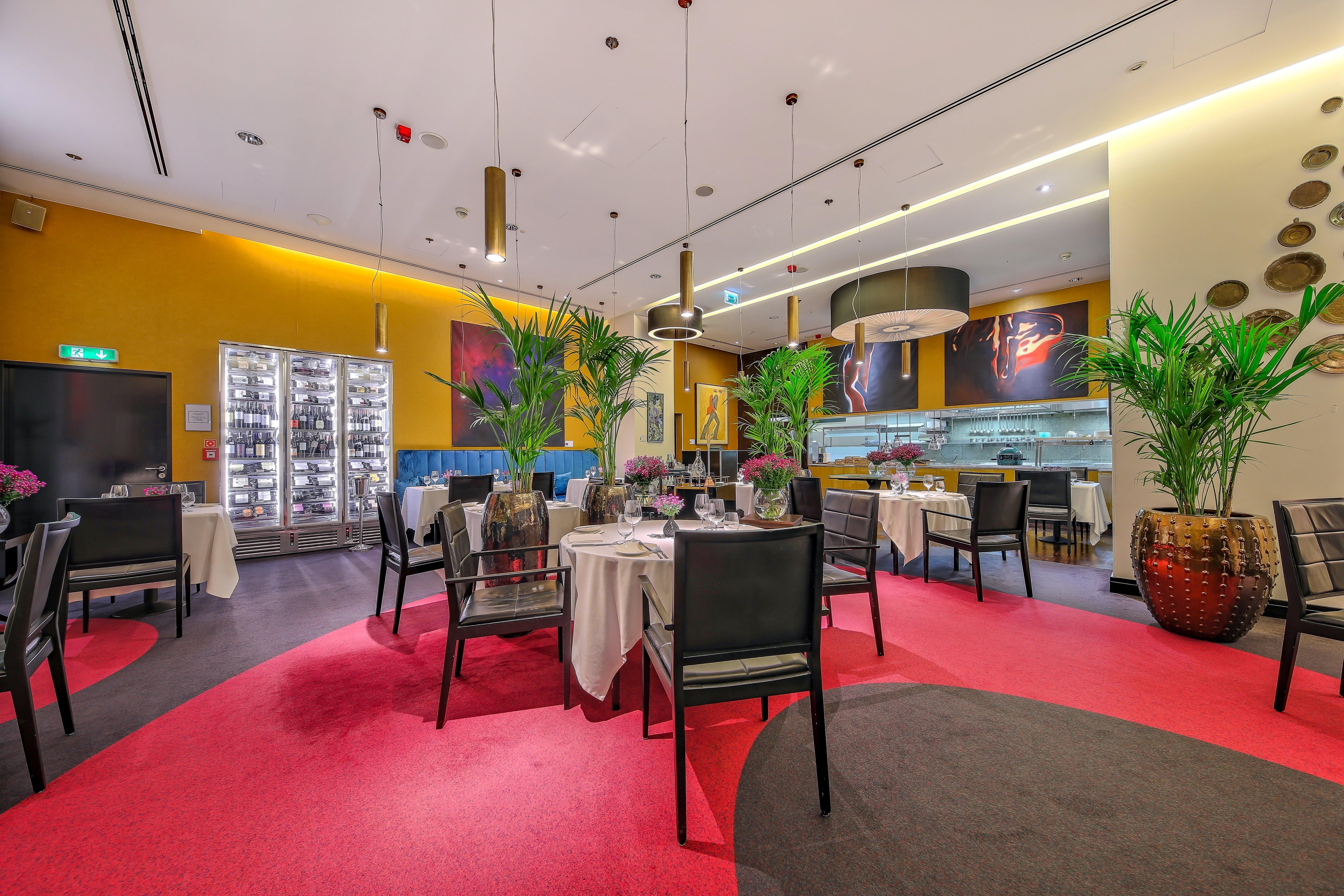 Hotel Intercontinental Warszawa By Ihg Esterno foto The interior of the restaurant