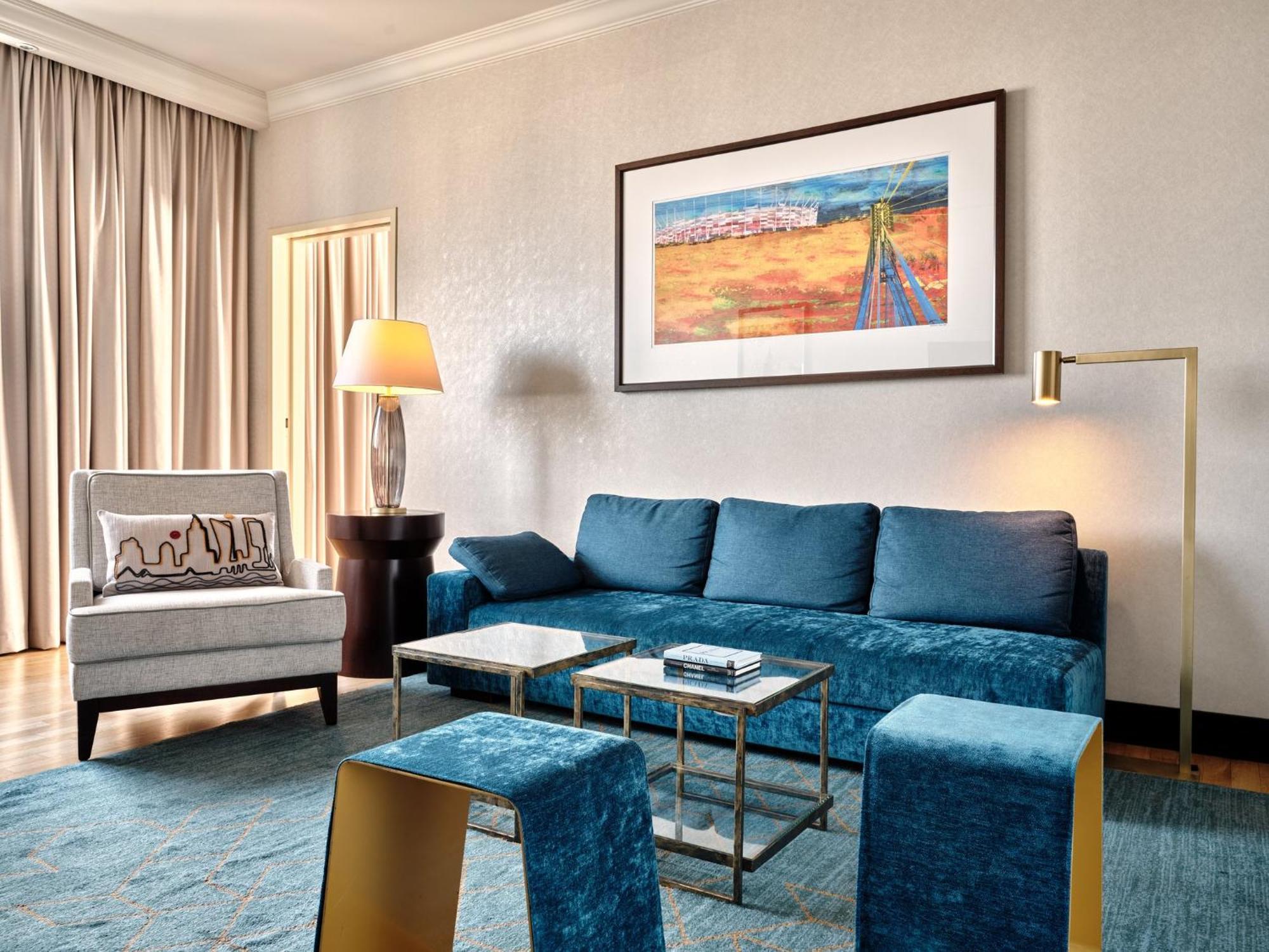Hotel Intercontinental Warszawa By Ihg Esterno foto A living room in a suite at the Ritz-Carlton, Riyadh