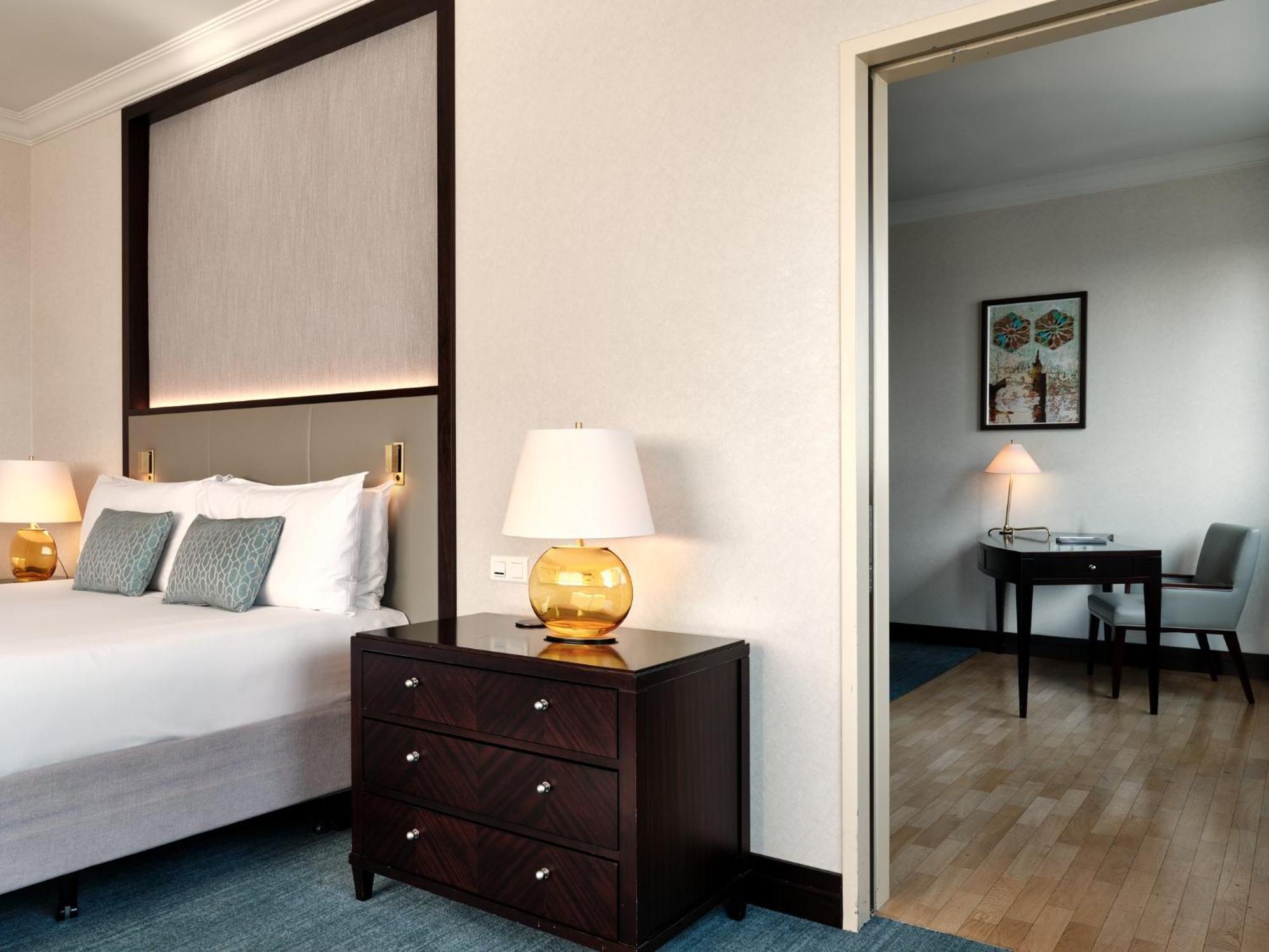 Hotel Intercontinental Warszawa By Ihg Esterno foto A room at the hotel
